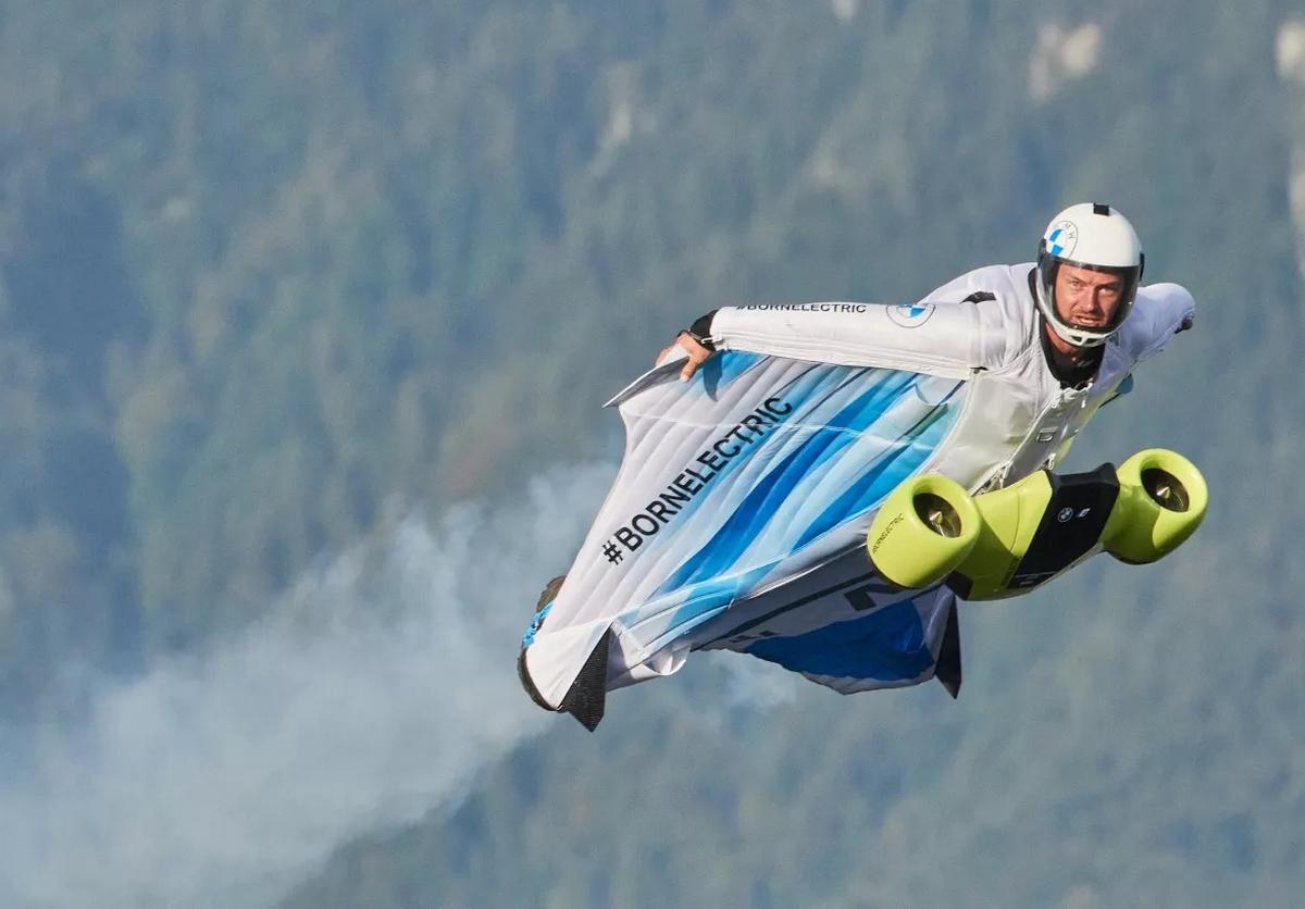 BMW crea el primer traje volador con motor eléctrico, y es espectacular
