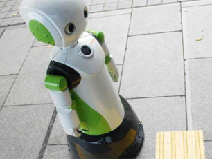 Este robot en Japón te llamará la atención si no llevas mascarilla o no guardas la distancia social