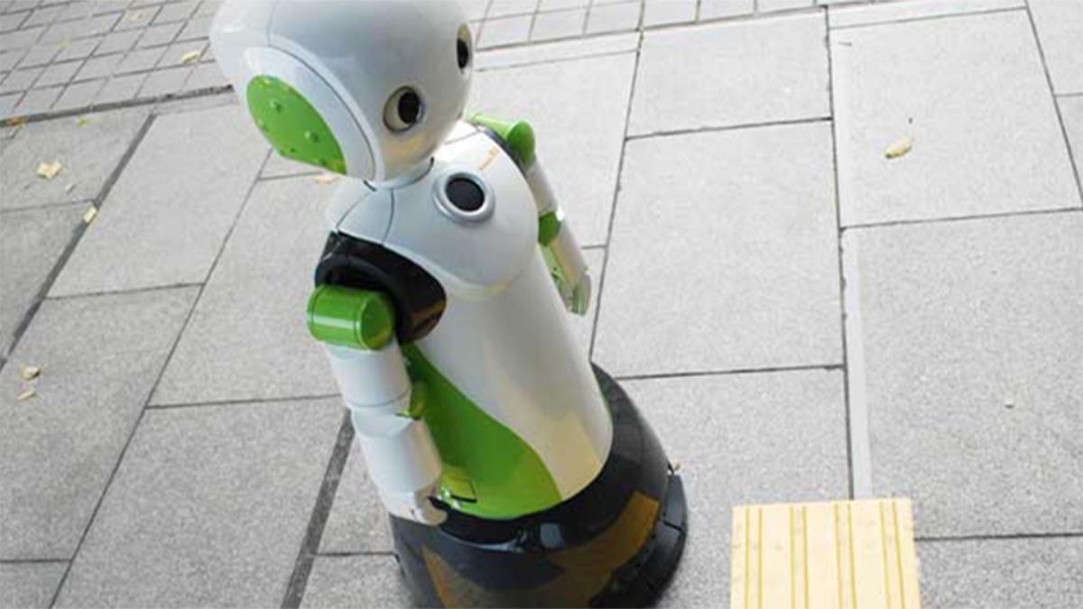 Este robot en Japón te llamará la atención si no llevas mascarilla o no guardas la distancia social