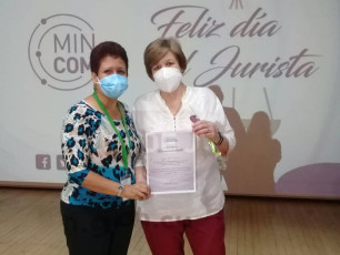 Entregan especial reconocimiento a Mayra Licea, jurista de Joven Club, por sus 25 años de trabajo ininterrumpido en el sector