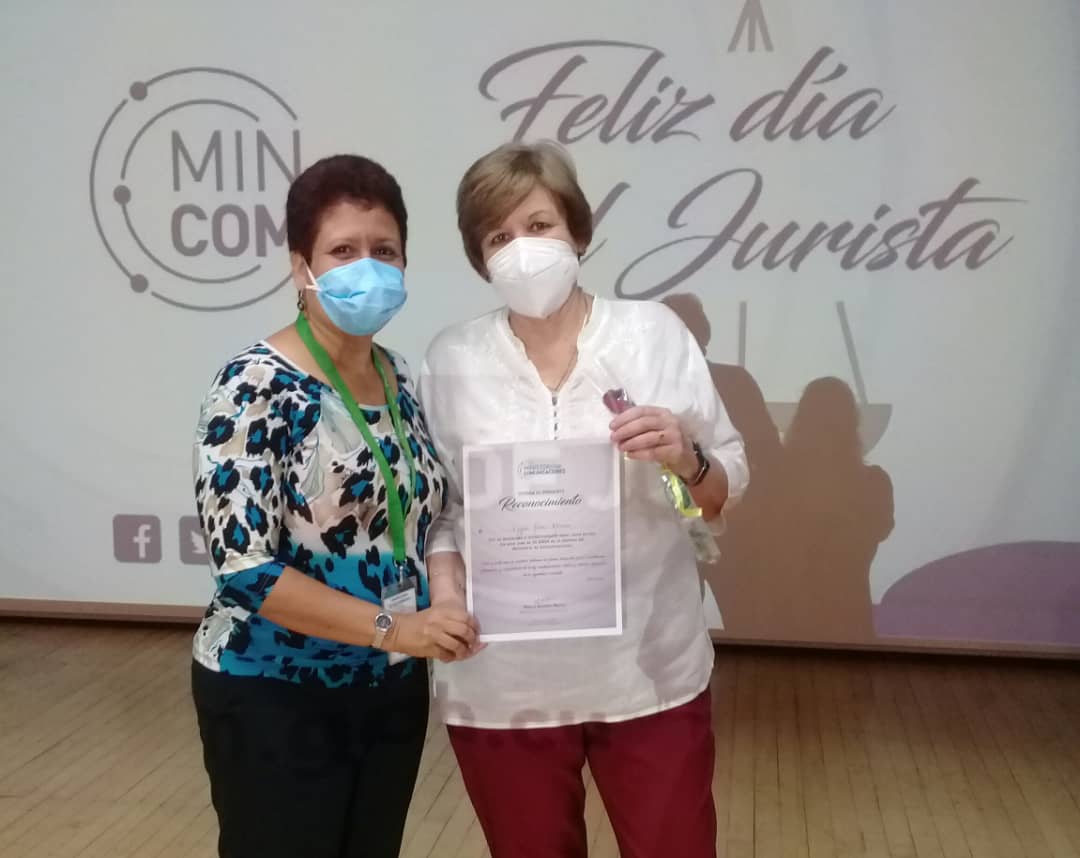 Entregan especial reconocimiento a Mayra Licea, jurista de Joven Club, por sus 25 años de trabajo ininterrumpido en el sector