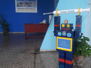 MascotaBot, dando la bienvenida en el Centro vacunatorio temporal del Palacio Provincial de Computación de Villa Clara.