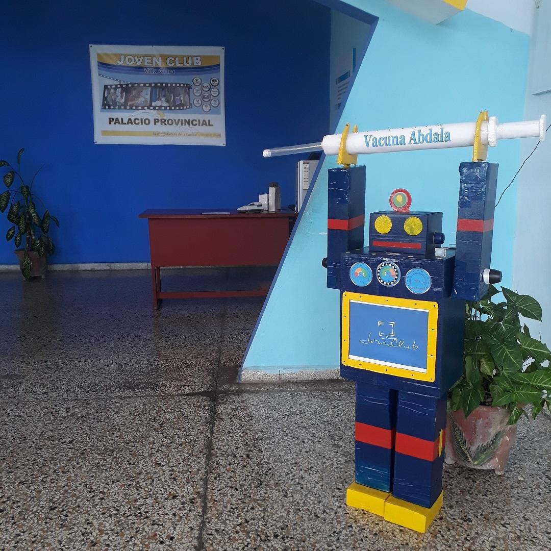 MascotaBot, dando la bienvenida en el Centro vacunatorio temporal del Palacio Provincial de Computación de Villa Clara.