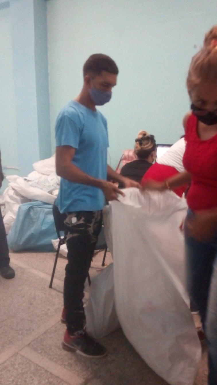 Instructores de los Joven Club en Manzanillo laboran junto a trabajadores de Correos de Cuba