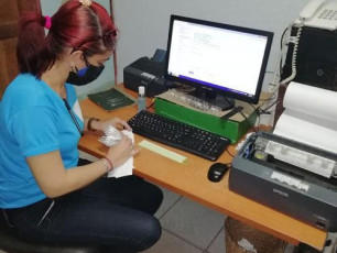 Instructores de los Joven Club de San Cristóbal laboran junto a trabajadores de Correos de Cuba