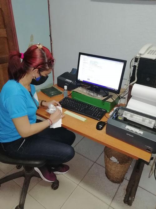Instructores de los Joven Club de San Cristóbal laboran junto a trabajadores de Correos de Cuba