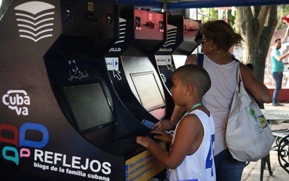 Joven Club en la Feria Tecnológica Guayabera 5.0