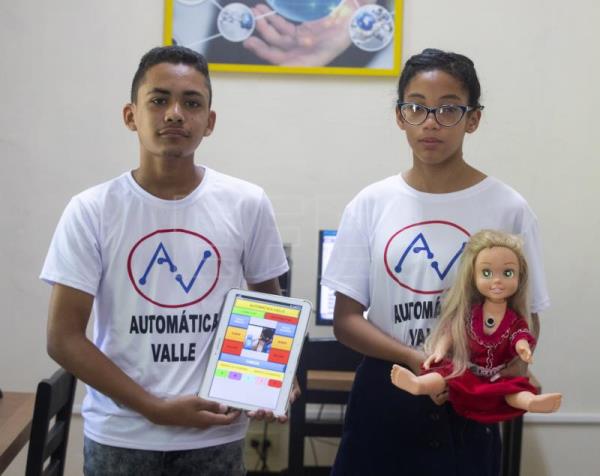 Niños cubanos construyen muñecos robóticos en talleres de computaciónTomado de Agencia EFE
