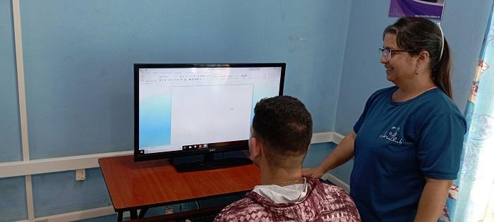 Realizan examen de suficiencia en Joven Club Manzanillo I