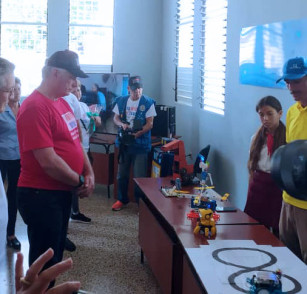 Emotivo encuentro entre Díaz Canel y el grupo de robótica del Palacio de Computación de Villa Clara