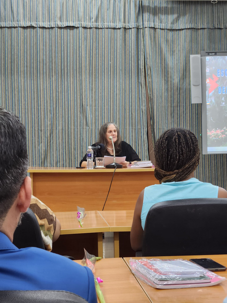 Directora nacional de comunicación institucional de Joven Club recibiendo diploma